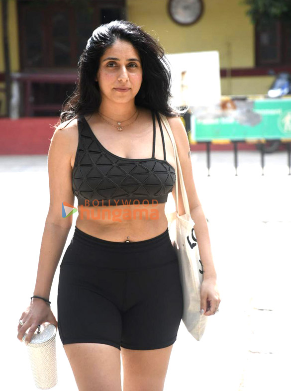 Photos: Neha Bhasin snapped outside the gym in Bandra Photos: Neha Bhasin snapped outside the gym in Bandra