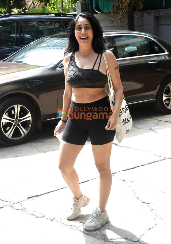 photos neha bhasin snapped outside the gym in bandra 4 7