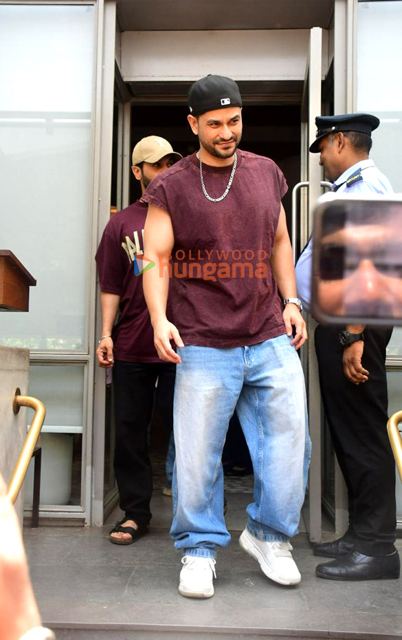 photos rajkummar rao soha ali khan kunal kemmu snapped outside a restaurant in bandra 1