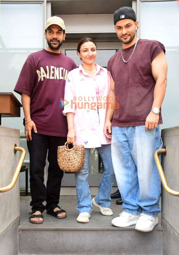 photos rajkummar rao soha ali khan kunal kemmu snapped outside a restaurant in bandra 5