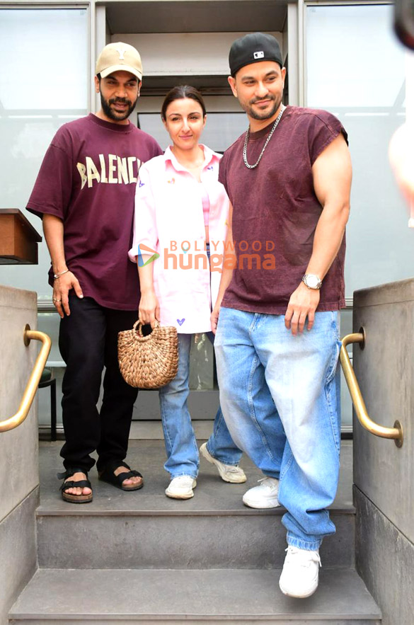 photos rajkummar rao soha ali khan kunal kemmu snapped outside a restaurant in bandra 6