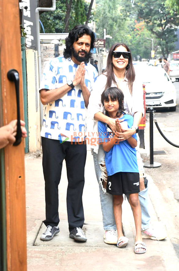 photos riteish deshmukh and genelia deshmukh and their kids snapped outside a restaurant in bandra 1