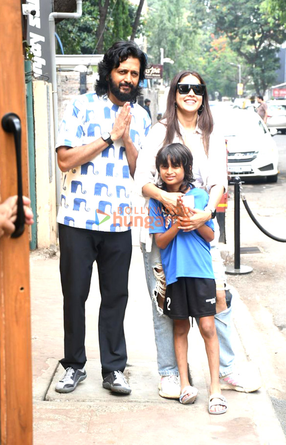 photos riteish deshmukh and genelia deshmukh and their kids snapped outside a restaurant in bandra 3