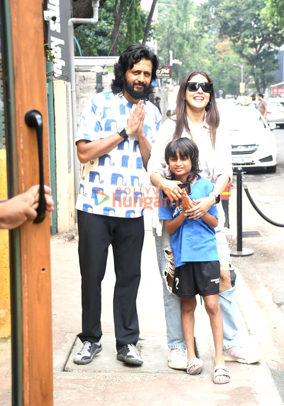 photos riteish deshmukh and genelia deshmukh and their kids snapped outside a restaurant in bandra 4