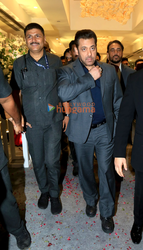 photos salman khan snapped at the wedding of ayaz and zeba in mumbai 5