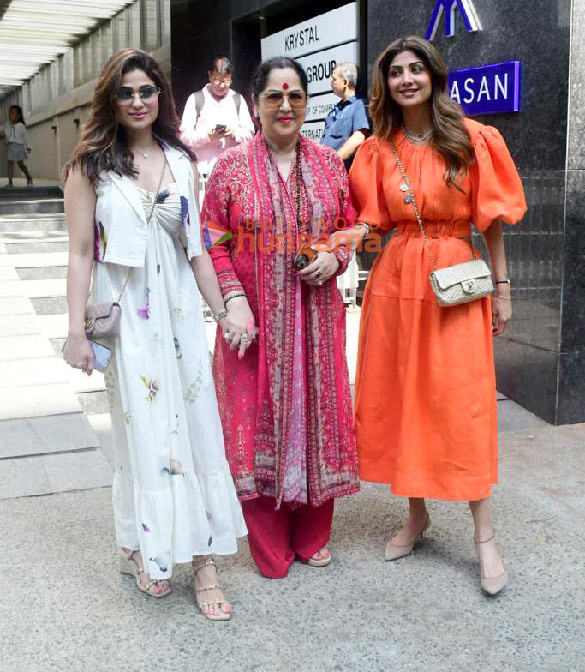 photos shilpa shetty snapped with family outside a restaurant in bandra 4