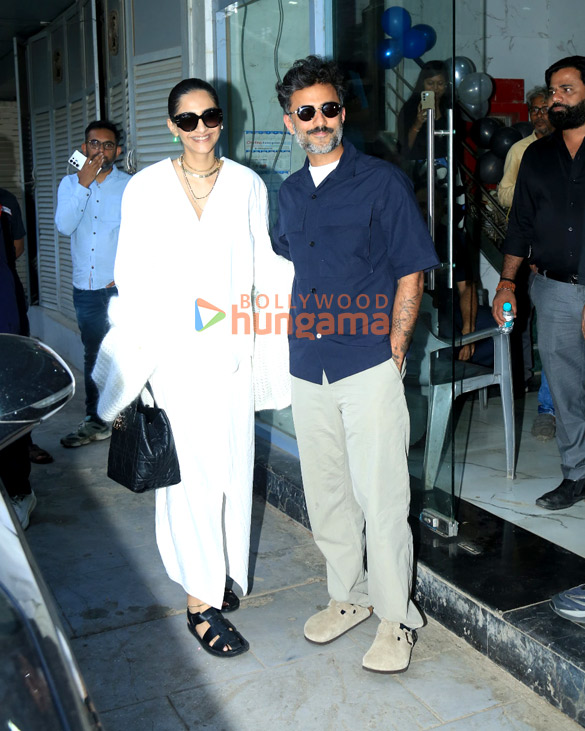 Photos: Sonam Kapoor Ahuja and Anand Ahuja snapped in Bandra Photos: Sonam Kapoor Ahuja and Anand Ahuja snapped in Bandra