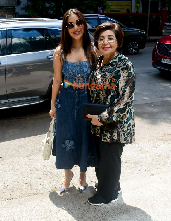photos sophie choudry snapped with mom yasmin outside a restaurant in bandra 1