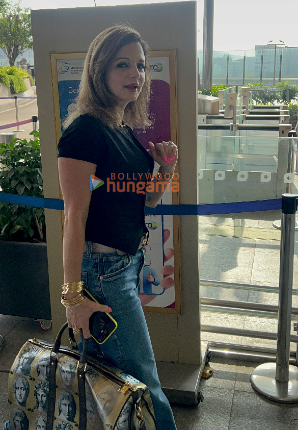 Photos: Sussanne Khan and Madhur Bhandarkar snapped at the airport Photos: Sussanne Khan and Madhur Bhandarkar snapped at the airport