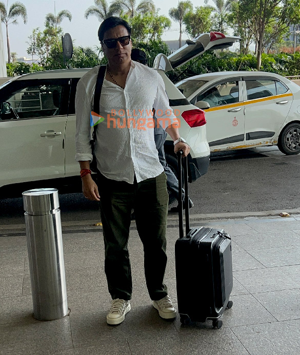 photos sussanne khan and madhur bhandarkar snapped at the airport 4