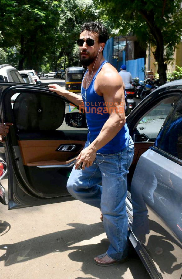 photos tiger shroff snapped outside a salon in bandra 1