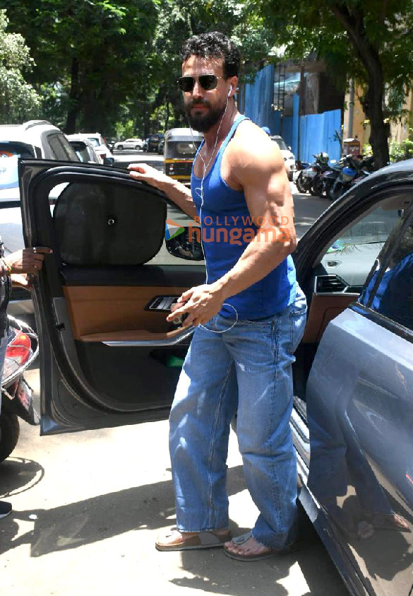 photos tiger shroff snapped outside a salon in bandra 2