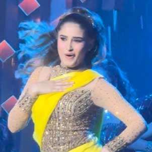 Rasha Thadani pays tribute to mother Raveena Tandon; recreates ‘Tip Tip Barsa Paani’ on stage