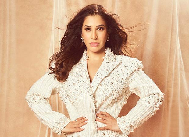 Sophie Choudry's live show features candid interaction with a security guard