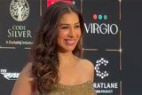 Glamorous Sophie Chaudry in a gold shimmer dress for Bollywood Hungama’s Style Icon Awards
