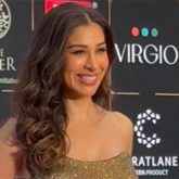 Glamorous Sophie Chaudry in a gold shimmer dress for Bollywood Hungama’s Style Icon Awards