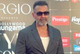 Lord Bobby waves to the media at Bollywood Hungama’s Style Icon Awards