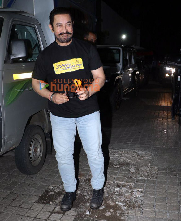 photos aamir khan gauri spratt and team sitaare zameen par snapped at juhu pvr 3