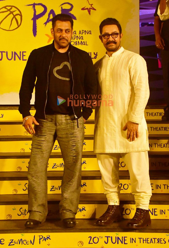 photos aamir khan salman khan tiger shroff genelia deshmukh vicky kaushal and others grace the premiere of sitaare zameen par 1 1