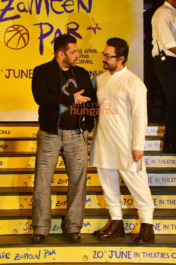 photos aamir khan salman khan tiger shroff genelia deshmukh vicky kaushal and others grace the premiere of sitaare zameen par 18