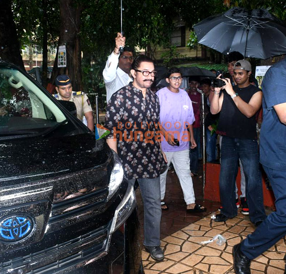 Photos: Aamir Khan snapped in Bandra Photos: Aamir Khan snapped in Bandra