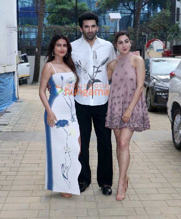 photos aditya roy kapur anupam kher sara ali khan fatima sana shaikh neena gupta and anurag basu snapped promoting their film metro in dino at t series office 3