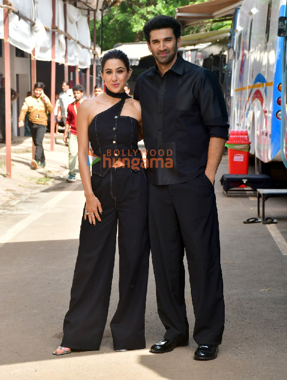 photos aditya roy kapur sara ali khan ali fazal fatima sana shaikh and others snapped promoting metro in dino on the sets of the kapil sharma show 15