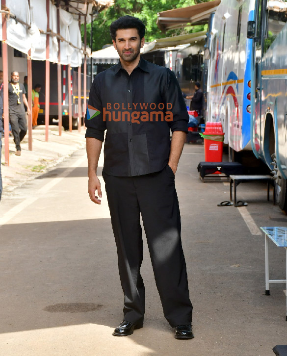 photos aditya roy kapur sara ali khan ali fazal fatima sana shaikh and others snapped promoting metro in dino on the sets of the kapil sharma show 3