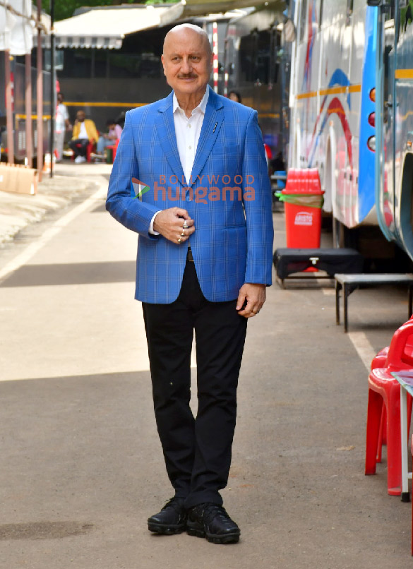 photos aditya roy kapur sara ali khan ali fazal fatima sana shaikh and others snapped promoting metro in dino on the sets of the kapil sharma show 9