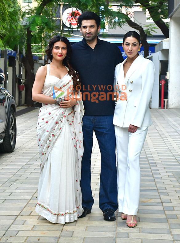 photos aditya roy kapur sara ali khan and fatima sana shaikh snapped promoting metro in dino 2