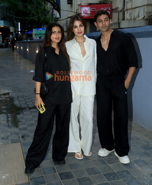 photos fatima sana shaikh rhea chakraborty and showik chakraborty snapped at bandra while having street food 3