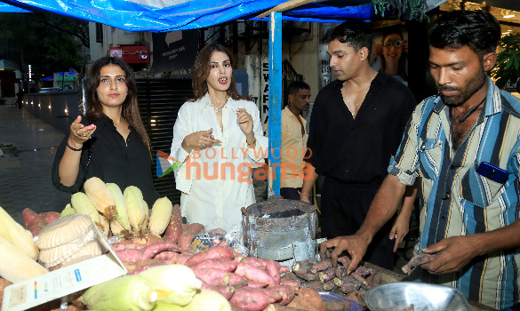photos fatima sana shaikh rhea chakraborty and showik chakraborty snapped at bandra while having street food 6