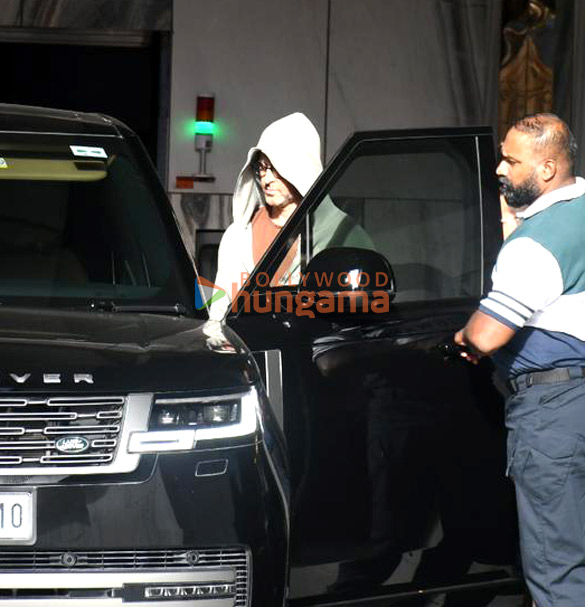 photos hrithik roshan snapped in santacruz 1