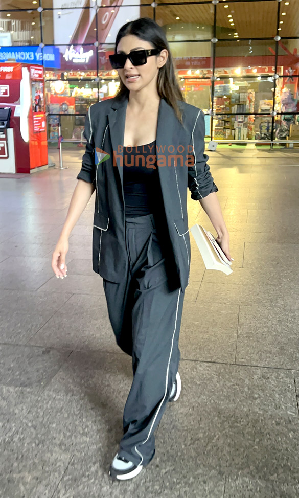 photos mouni roy sooraj pancholi and abhijeet bhattacharya snapped at the airport 4 2