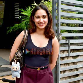 Photos: Pashmina Roshan snapped in Juhu