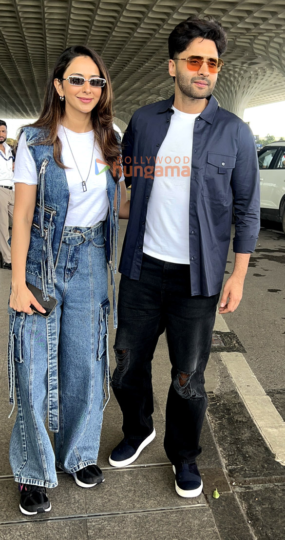 Photos: Rakul Preet Singh, Jackky Bhagnani, Sonam Kapoor Ahuja and others snapped at the airport Photos: Rakul Preet Singh, Jackky Bhagnani, Sonam Kapoor Ahuja and others snapped at the airport