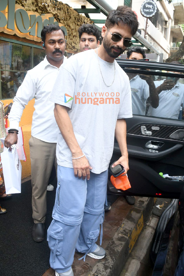photos shahid kapoor spotted outside a restaurant in bandra 3
