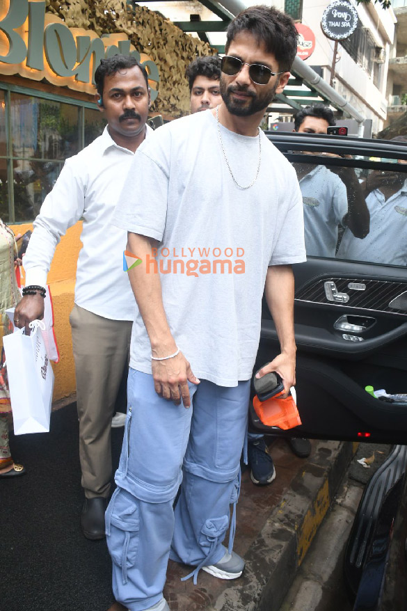 photos shahid kapoor spotted outside a restaurant in bandra 4