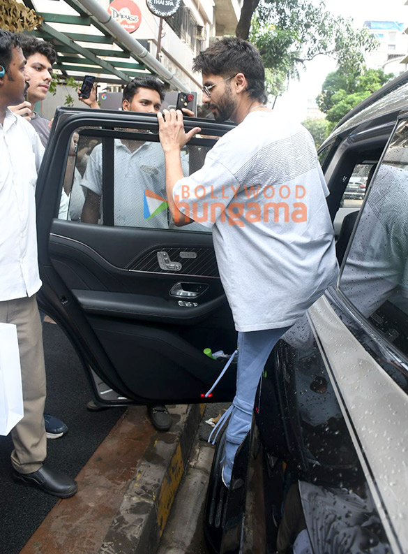 photos shahid kapoor spotted outside a restaurant in bandra 5