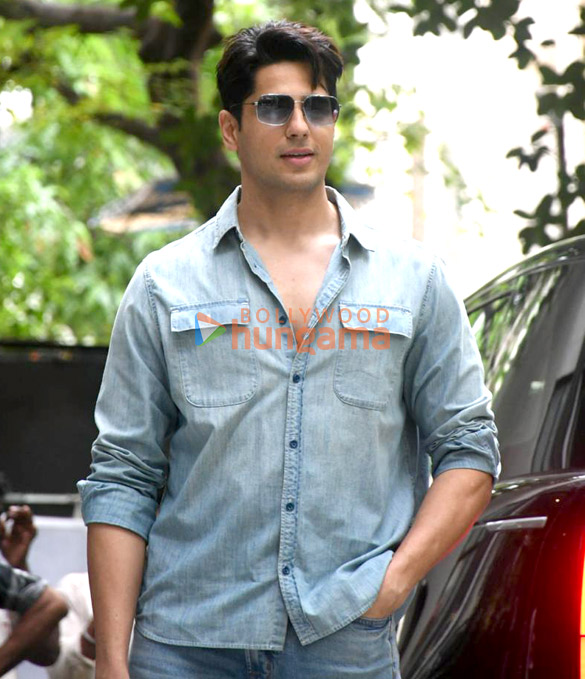 photos sidharth malhotra snapped outside maddock films office in santacruz 2 2