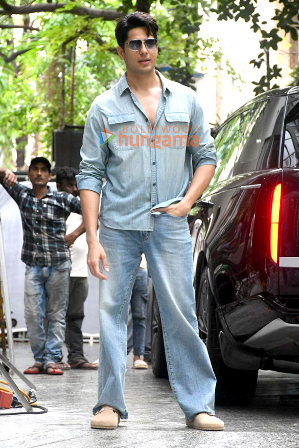 photos sidharth malhotra snapped outside maddock films office in santacruz 6