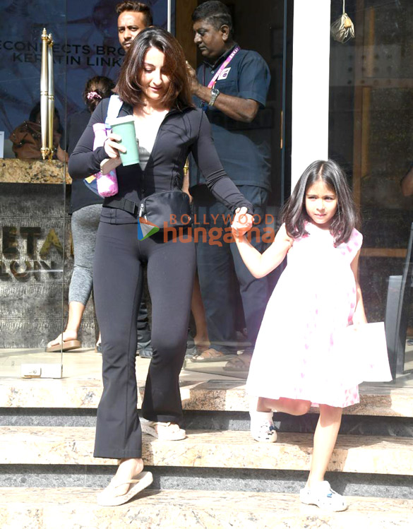 photos soha ali khan snapped with her daughter inaaya outside a salon in bandra 2