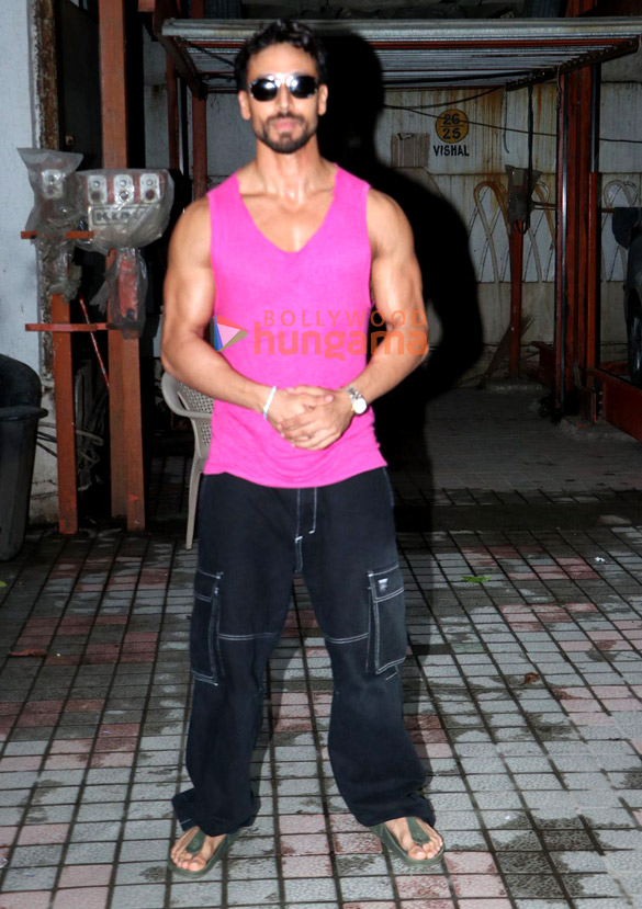 photos tiger shroff snapped in andheri 3 3