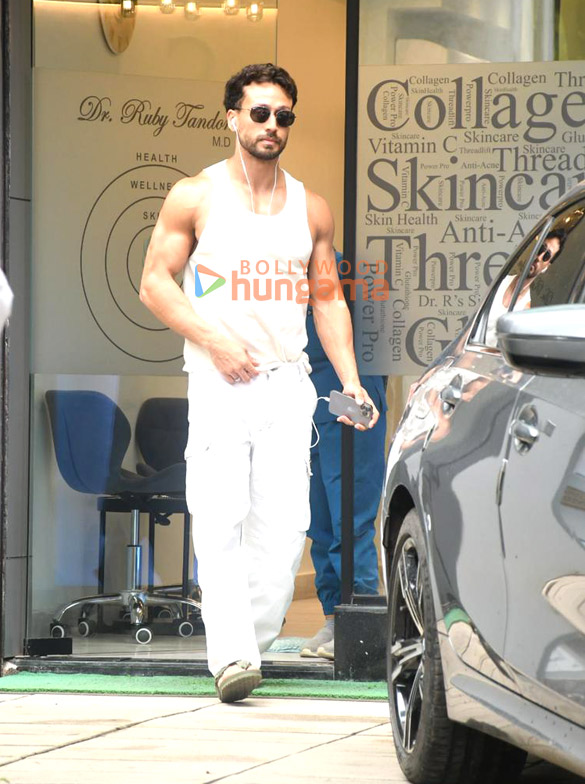 photos tiger shroff spotted outside clinic in bandra 2