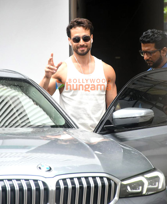 photos tiger shroff spotted outside clinic in bandra 4