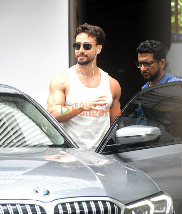 photos tiger shroff spotted outside clinic in bandra 5