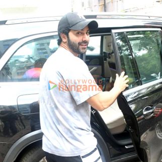 Photos: Varun Dhawan snapped in Khar