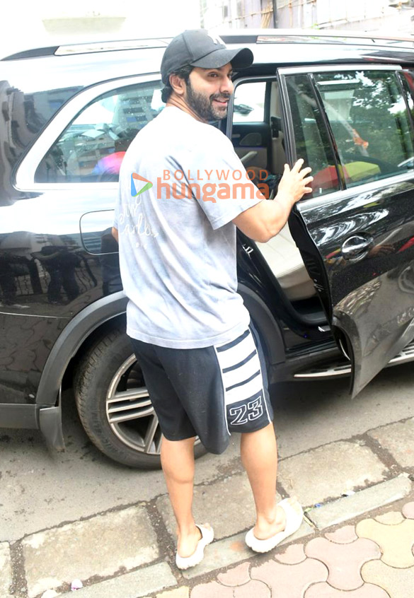 photos varun dhawan snapped in khar 2