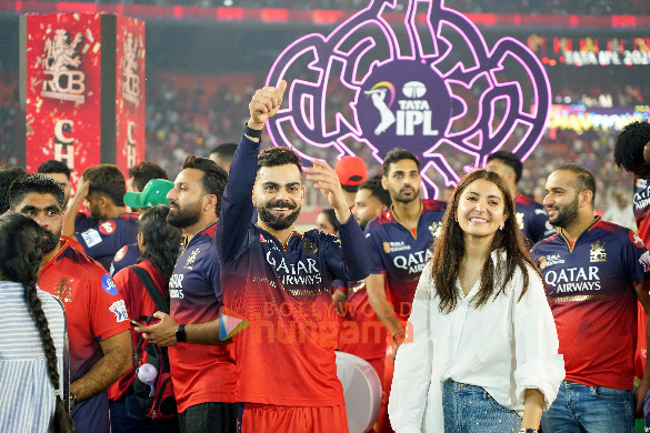 photos virat kohli and anushka sharma snapped celebrating rcb winning the ipl 2025 6