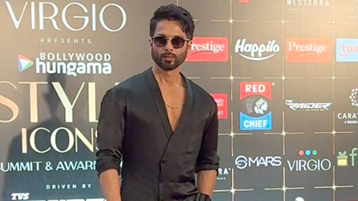 Shahid Kapoor’s satin black fit for Bollywood Hungama’s Style Icon Awards